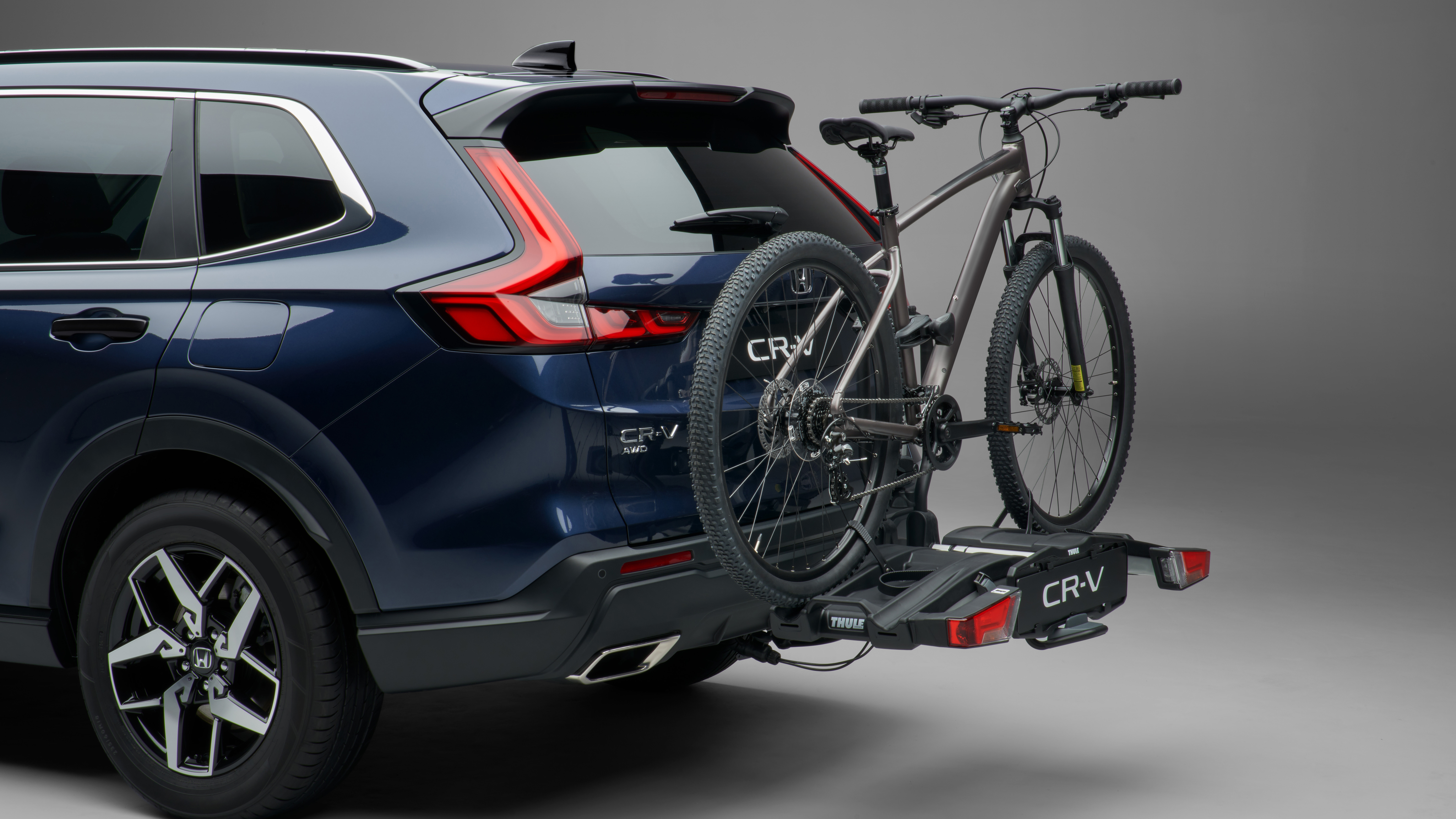 En blå Honda CR-V monterad med cykelhållare på dragkroken